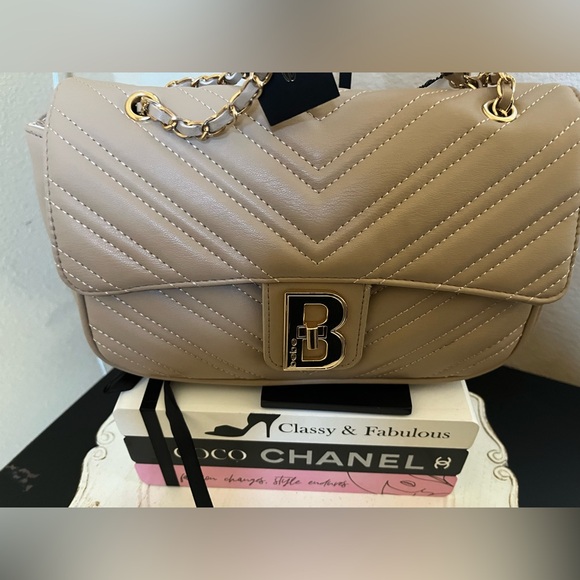 Bebe faux leather quilted tan shoulder bag with chain strap new retail $89 - Picture 3 of 14